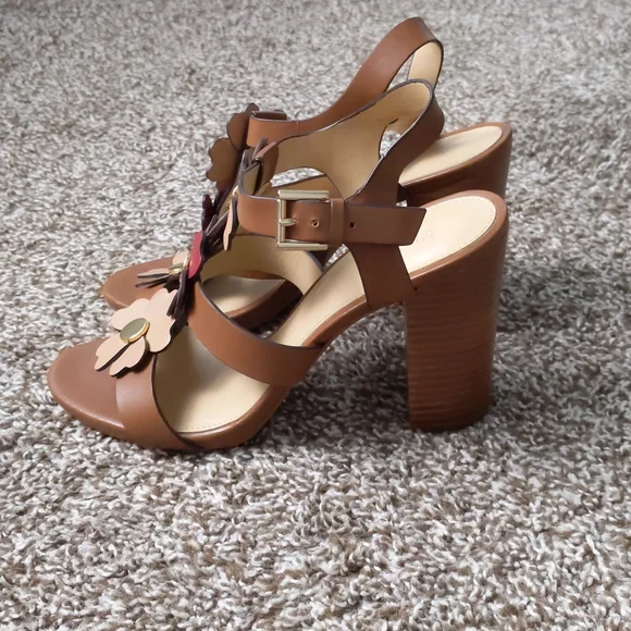 Michael Kors 'Kit' Flower Leather Stacked Heels, Size 8.5 - Picture 4 of 8